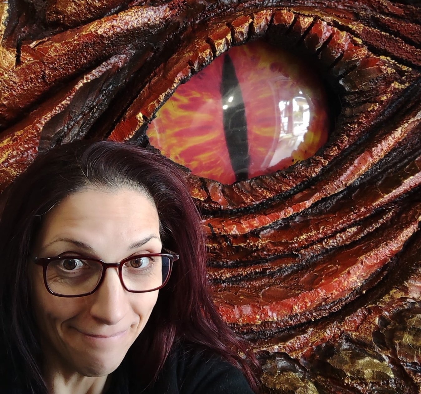 Angela Martinetti accanto a una grande scenografia con occhio di drago