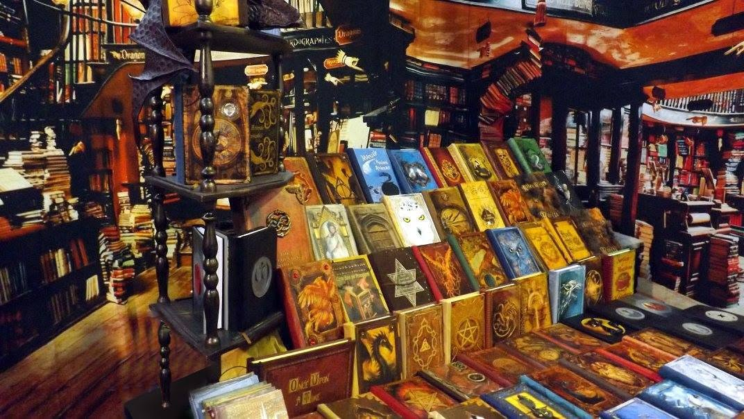 Collezione di libri artigianali con copertine fantasy personalizzate