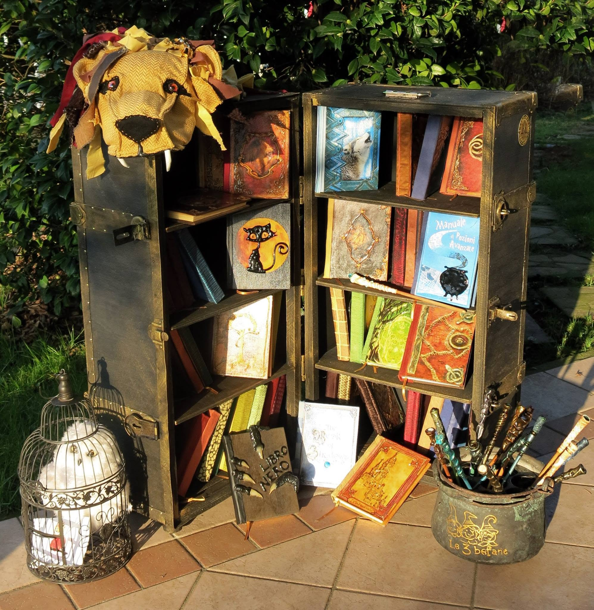 Espositore con libri artigianali e oggetti personalizzati