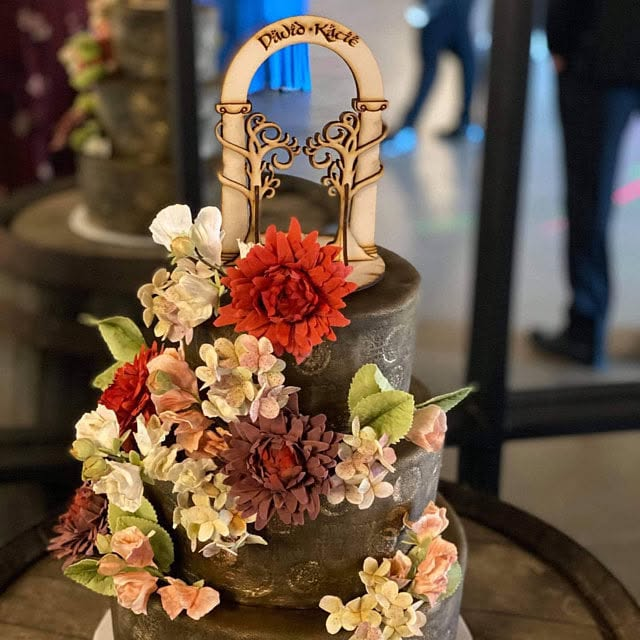 Cake topper personalizzato in legno per un matrimonio