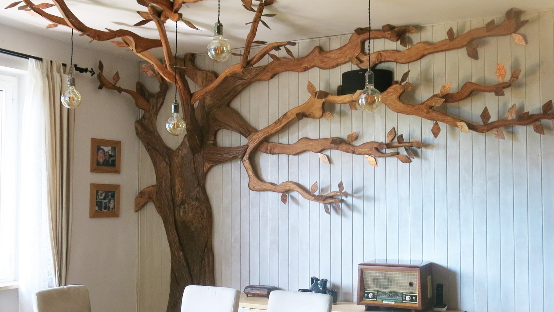 Albero scolpito che si sviluppa sulla parete di una sala