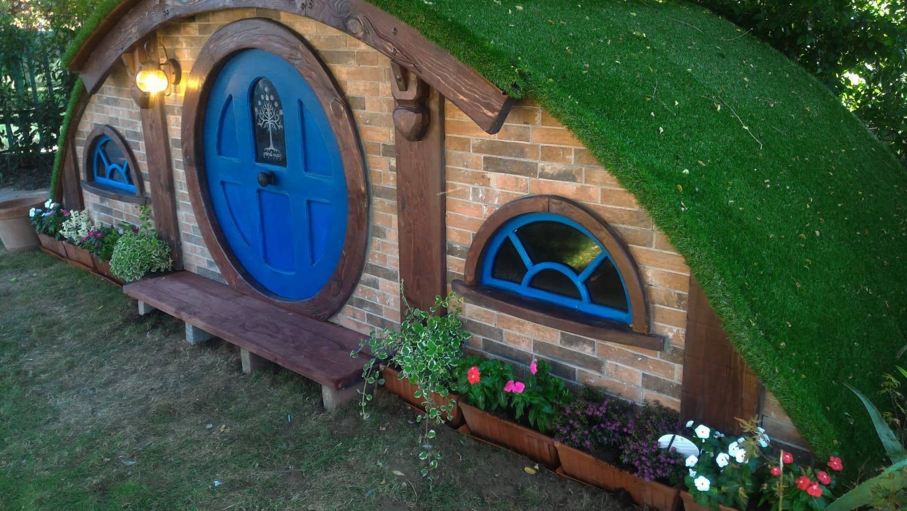 Casetta fantasy in stile Hobbit costruita in giardino