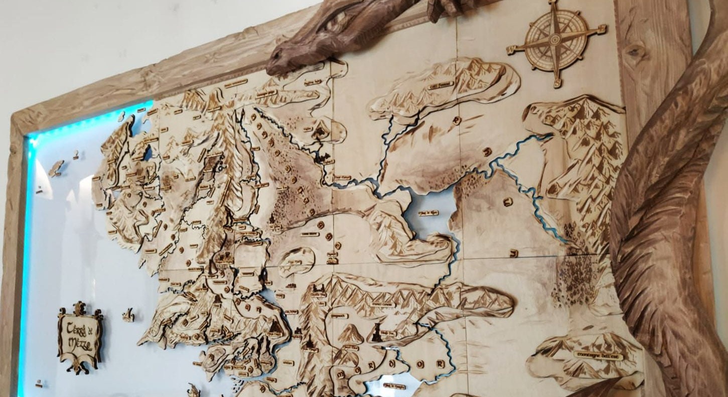 Mappa fantasy incisa nel legno e rifinita a mano